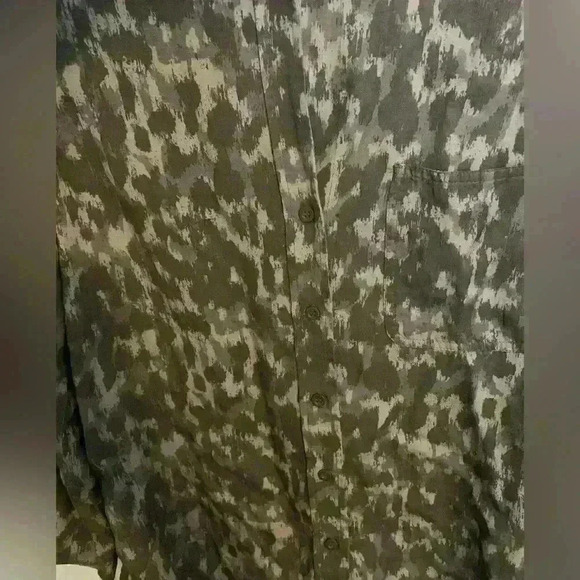 Cloth & Stone Button down Shirt Grey Animal Print Abstract Womens Size Medium - Picture 7 of 8